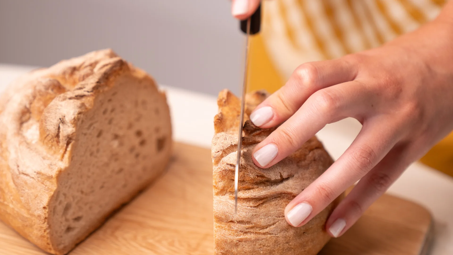 Una pagnotta artigianale senza glutine tagliata sul tagliere