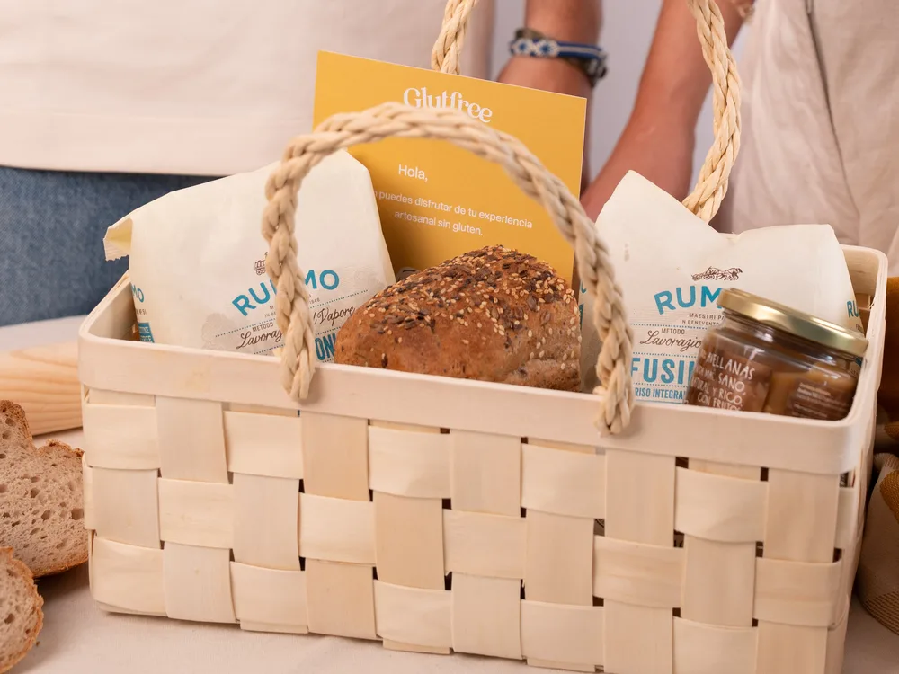 Un cesto Glutfree con pane, pasta e conserve senza glutine
