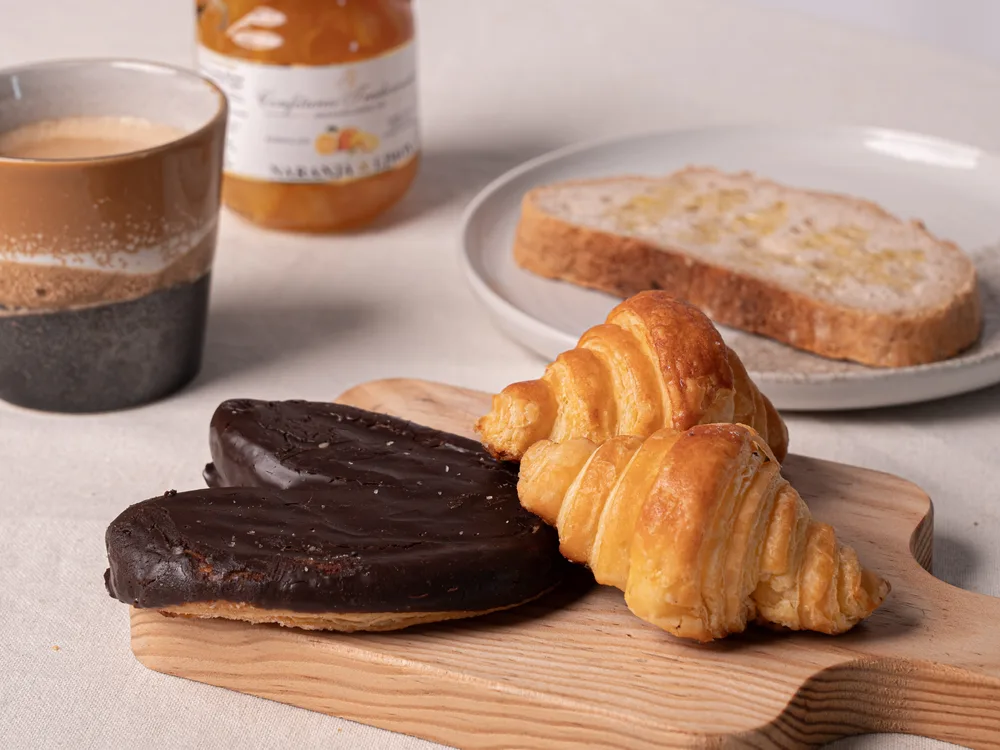 Una colazione senza glutine con cornetti, dolci e marmellata della box Glutfree