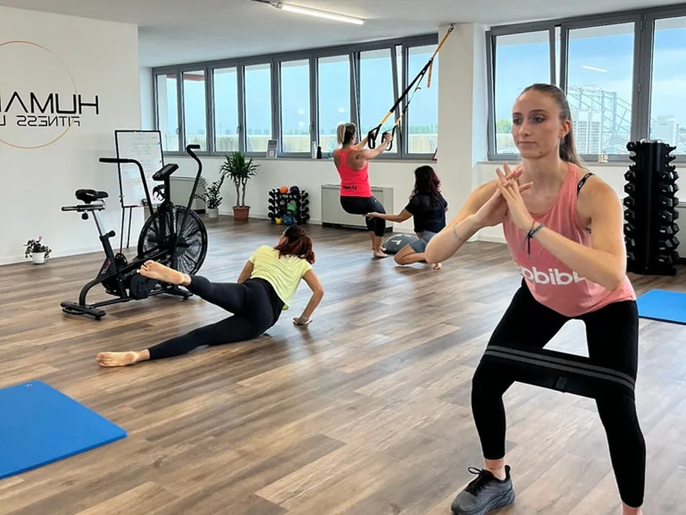 Un allenamento a Humana Fitness Lab, con il logo dello studio alla parete