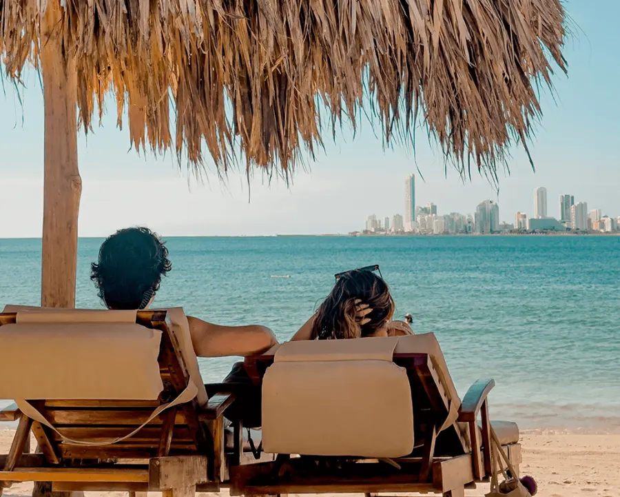 La spiaggia di Vista Mare con la skyline di Cartagena